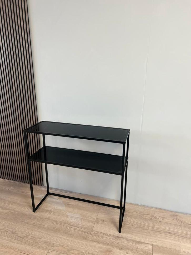 Zwart kastje met stalen poten – moderne look, Huis en Inrichting, Tafels | Sidetables, Zo goed als nieuw, 25 tot 50 cm, 50 tot 100 cm