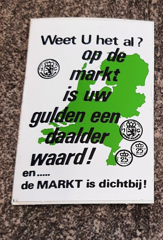Vintage sticker op de markt is uw gulden een  daalder waard, Verzamelen, Stickers, Zo goed als nieuw, Overige typen, Ophalen of Verzenden