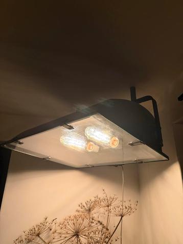 Industriële Lamp 75x60cm beschikbaar voor biedingen