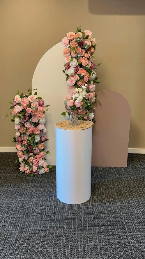 Luxe Bloemenachtergrond met Zuil – Te Huur voor €100,00, Huis en Inrichting, Woonaccessoires | Zuilen en Pilaren, Zo goed als nieuw