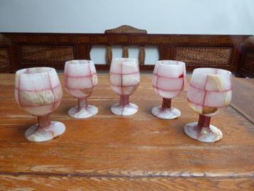 5 mooi vormgegeven onyx glazen op voet beschikbaar voor biedingen