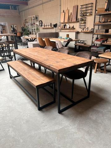Set tafel bank en 3 stoelen  beschikbaar voor biedingen