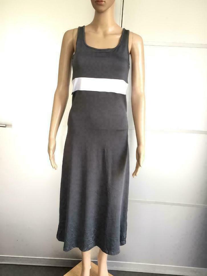 D487 Nieuw CHIC: maat S=36 lange jurk grijs/wit, Kleding | Dames, Jurken, Nieuw, Maat 36 (S), Grijs, Onder de knie, Ophalen of Verzenden
