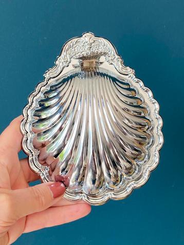 Vintage serveer schelp voor boter beschikbaar voor biedingen