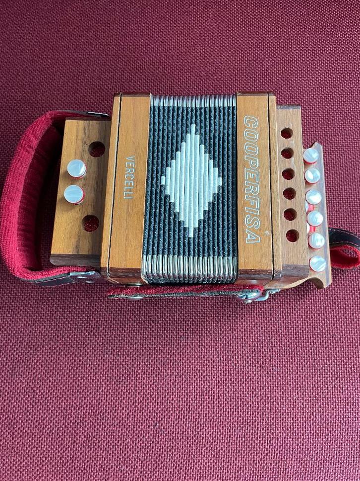 Z.g.a.n. kleine italiaanse  Cooperfisa trekzak .Vercelli .C., Muziek en Instrumenten, Accordeons, Zo goed als nieuw, Knopaccordeon
