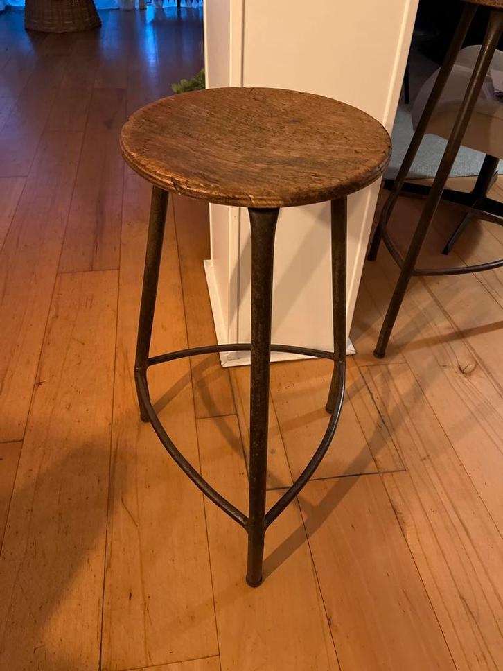 Friso Kramer Ahrend krukjes - Industrieel design, Huis en Inrichting, Barkrukken, Gebruikt, 30 tot 60 cm, Hout, 2 krukken, Ophalen