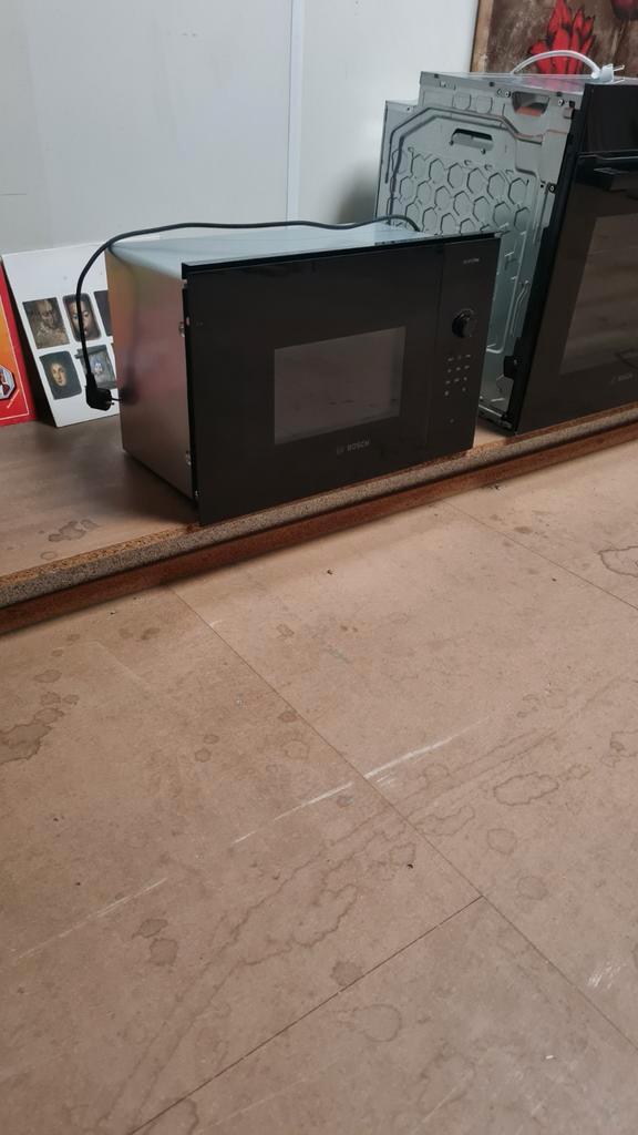 Bosch BFL423MBO/07 Inbouw Magnetron – Showroommodel, Witgoed en Apparatuur, Magnetrons, Nieuw, Inbouw, Draaiplateau, Ophalen