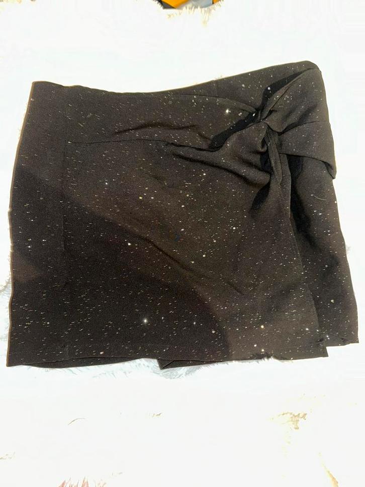 Zwarte skort met subtiele glitters – maat XL (valt kleiner), Kleding | Dames, Rokken, Zo goed als nieuw, Zwart, Boven de knie