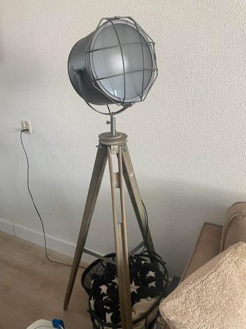 Industriële staande lamp beschikbaar voor biedingen
