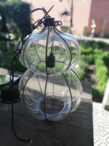 Prachtige vintage glazen lamp in metalen houder 50x33cm beschikbaar voor biedingen