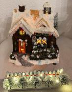 Kersthuisje met verlichting en hekje met verlichte boompjes!, Diversen, Kerst, Ophalen, Nieuw