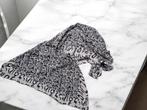 Mooie sjaal/omslagdoek Leo, Ophalen of Verzenden, Zo goed als nieuw, Maat 46/48 (XL) of groter, Sjaal