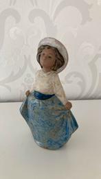 Vintage - NAO by Lladro - Daisa - meisje met hoed, Verzamelen, Beelden en Beeldjes, Ophalen of Verzenden, Zo goed als nieuw, Mens