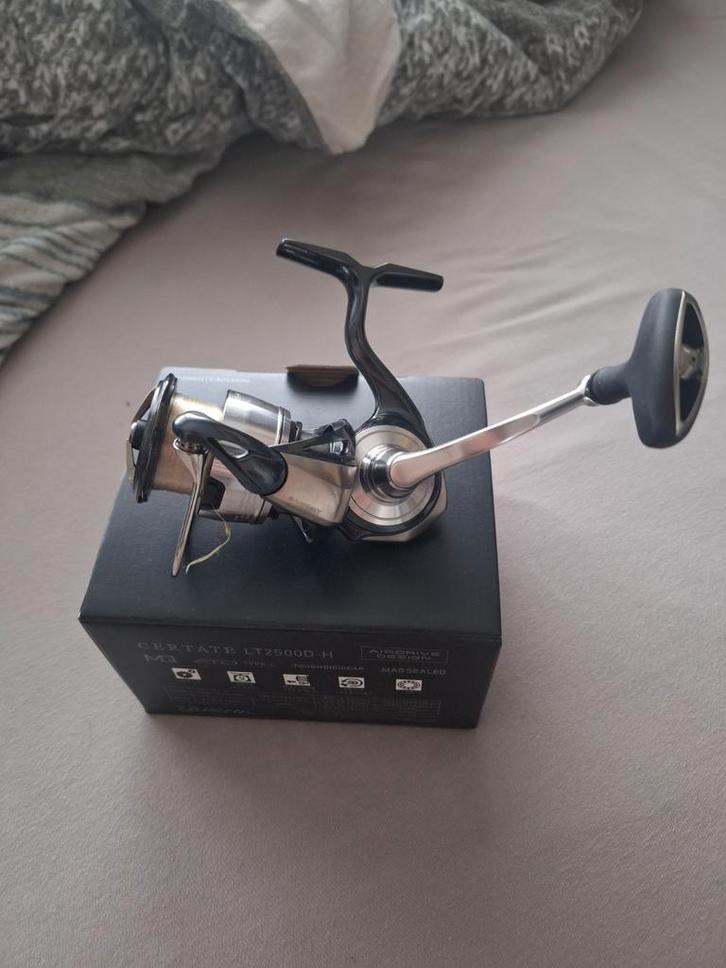 ZGAN Daiwa certate g '24 2500d-h spinmolen, Watersport en Boten, Hengelsport | Zeevissen, Zo goed als nieuw, Molen, Ophalen of Verzenden