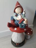 Kabouter vrouw meisje met hart op vogelhuis 2x  duif, Ophalen of Verzenden, Zo goed als nieuw, Mens