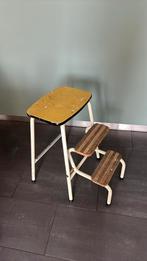 Retro inklapbaar krukje, wit, geel, hout, Huis en Inrichting, Ophalen, Gebruikt, Hout