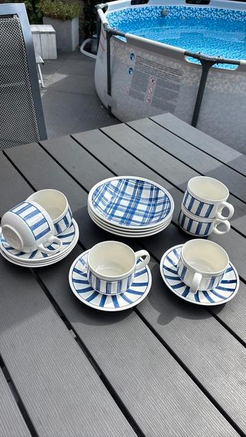 Vrolijk servies beschikbaar voor biedingen
