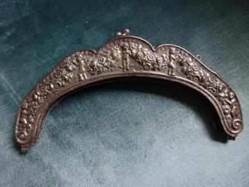 Zilverkleurige tasbeugel putti, guirlandes, bloemenslingers beschikbaar voor biedingen