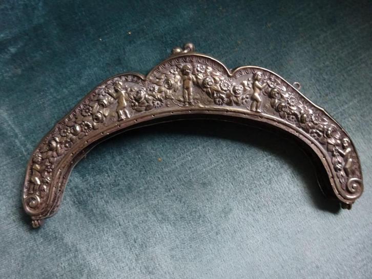 Zilverkleurige tasbeugel putti, guirlandes, bloemenslingers, Antiek en Kunst, Antiek | Goud en Zilver, Zilver, Ophalen of Verzenden