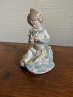 Lladro meisje met bloemen beeldje, Verzamelen, Ophalen of Verzenden, Zo goed als nieuw, Mens