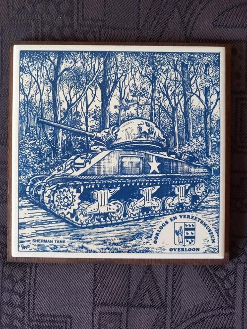 Siertegel Sherman tank Oorlogs en verzetsmuzeum Overloon, Verzamelen, Militaria | Algemeen, Landmacht, Overige typen, Nederland