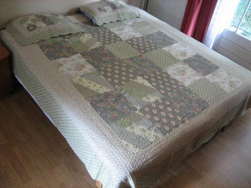 Nieuw. Mooie gewatteerde quilt patchwork 220 x 260, Huis en Inrichting, Slaapkamer | Beddengoed, Nieuw, Dekbedovertrek, Tweepersoons