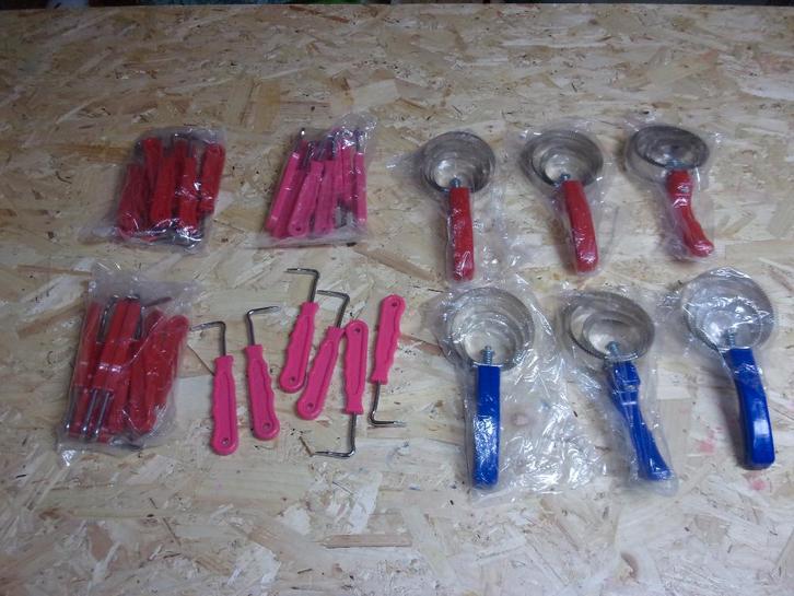 partij poetsspullen hoevenkrabber rosborstel metaal, Dieren en Toebehoren, Paarden en Pony's | Verzorgingsproducten, Nieuw, Ophalen of Verzenden