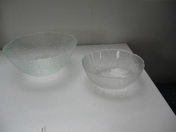 2 grote mooie glazen schalen m bladmotief ribbels samen €8.- beschikbaar voor biedingen