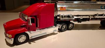 MACK Truck met CALTEX oplegger voor in de vitrine. beschikbaar voor biedingen