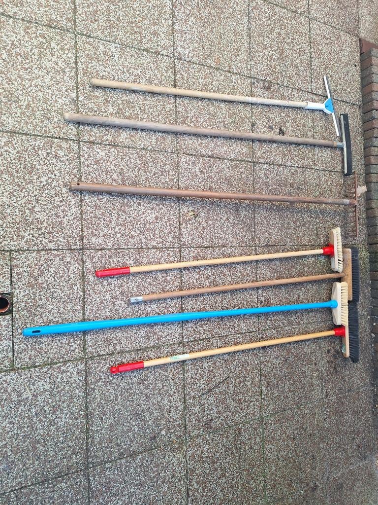Tuingereedschap: Bezems, Hark & Trekkers, Tuin en Terras, Hand-tuingereedschap, Ophalen of Verzenden, Gebruikt, Bezem, Onbekend