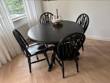 Houten uitschuifbare eettafel + stoelen beschikbaar voor biedingen