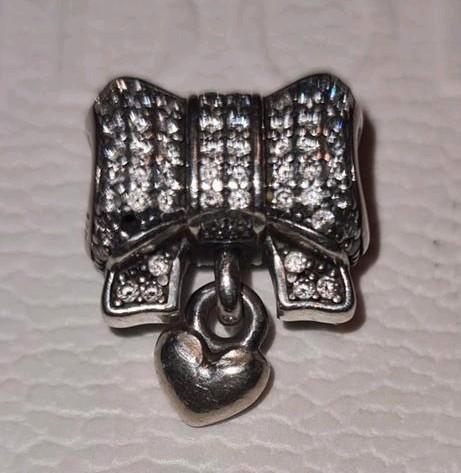 Pandora bedel zilver met zirkonia strik * meer pandora *, Sieraden, Tassen en Uiterlijk, Bedels, Zo goed als nieuw, Pandora, Zilver