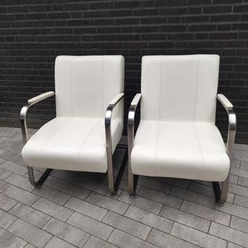 Twee witte fauteuils RVS frame beschikbaar voor biedingen