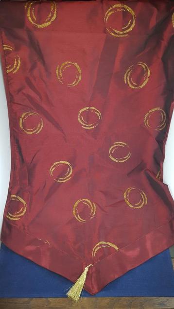 Vintage tafelloper voor kerst, paars aubergine, glanzend. W3 beschikbaar voor biedingen