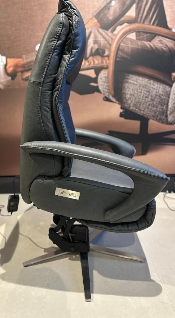 Moderne leren relaxfauteuil elektrisch + sta-op, Ophalen, Sommelsdijkse haven 19, Info@vissermeubelen.nl, Polipol