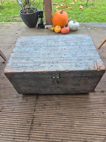 Oude houten dekenkist op wielen beschikbaar voor biedingen