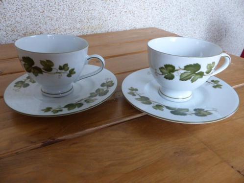 kop en schotel bladmotief klimop jaren 70 theekopje, Verzamelen, Porselein, Kristal en Bestek, Zo goed als nieuw, Kop en/of schotel