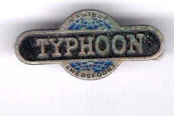 A. Knibbe TYPHOON Amersfoort bromfiets broche ( G_076 ), Verzamelen, Speldjes, Pins en Buttons, Zo goed als nieuw, Speldje of Pin