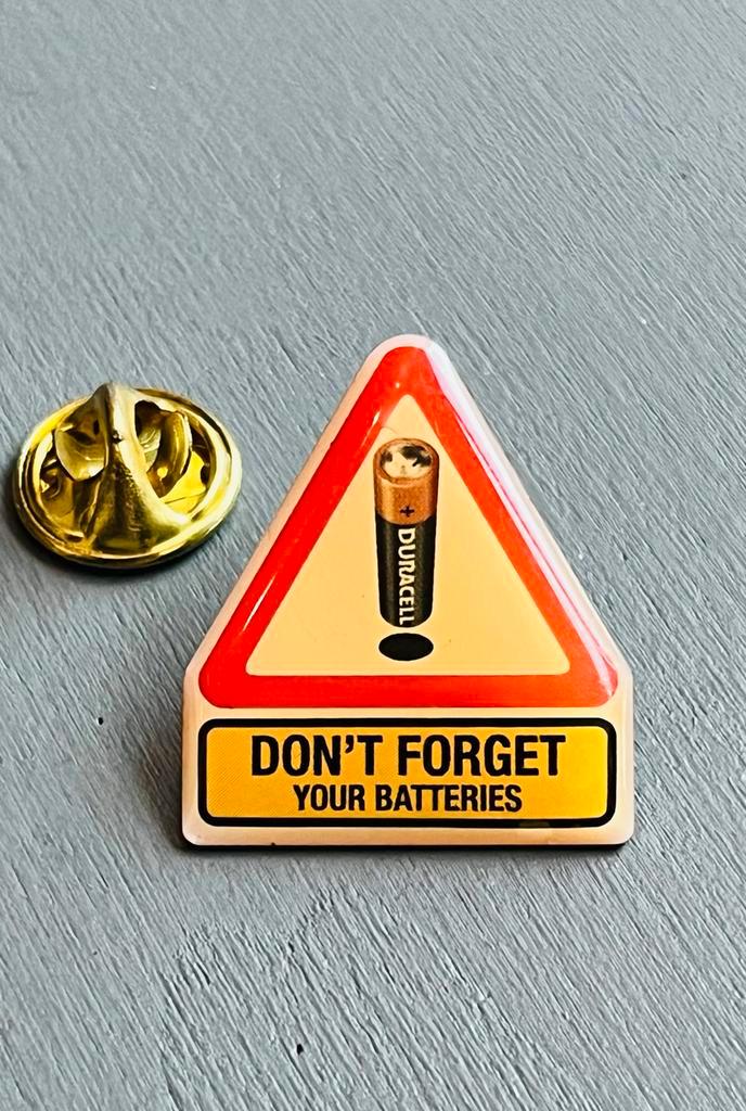Duracell Batterij Pin - Vergeet je batterijen niet!, Verzamelen, Speldjes, Pins en Buttons, Zo goed als nieuw, Speldje of Pin