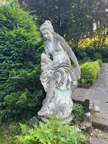 Grote stenen tuinsculptuur antieke stijl beschikbaar voor biedingen