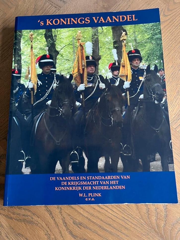 's Konings Vaandel: vaandels en standaarden Koninkrijk, Boeken, Oorlog en Militair, Zo goed als nieuw, Voor 1940, Ophalen of Verzenden