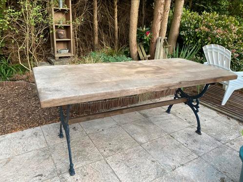Tuintafel met verweerde eiken blad en gietijzeren onderstel, Tuin en Terras, Tuinsets en Loungesets, Gebruikt, Hardhout, Eettafel