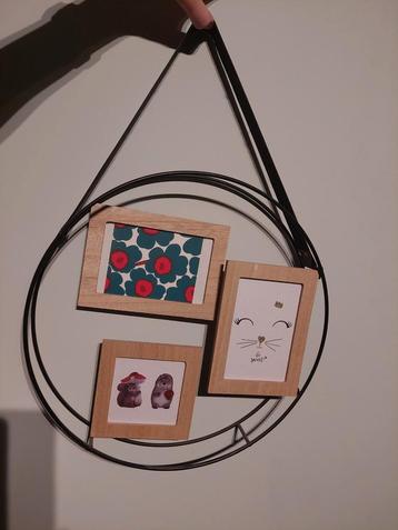 Hangende fotolijst voor 3 foto's beschikbaar voor biedingen