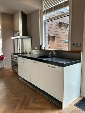 Complete keuken parallelopstelling– hoogglans wit met RVS beschikbaar voor biedingen