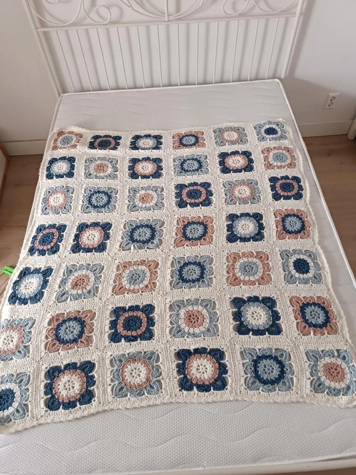 Handgemaakte plaid met granny squares, Huis en Inrichting, Woonaccessoires | Plaids en Woondekens, Gebruikt, Ophalen of Verzenden