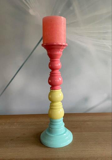 Gave gerestylde kandelaar in pastelkleuren beschikbaar voor biedingen
