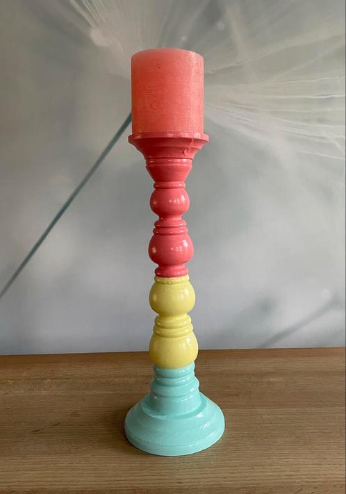 Gave gerestylde kandelaar in pastelkleuren, Huis en Inrichting, Woonaccessoires | Kandelaars en Kaarsen, Nieuw, Kandelaar, 25 tot 50 cm