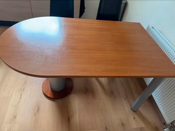 Tafel met stoelen