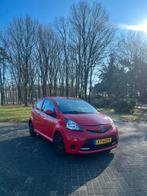 Toyota Aygo 1.0 12V Vvt-i 3DRS MMT 2013 Rood, Auto's, Voorwielaandrijving, Stof, Zwart, 4 stoelen