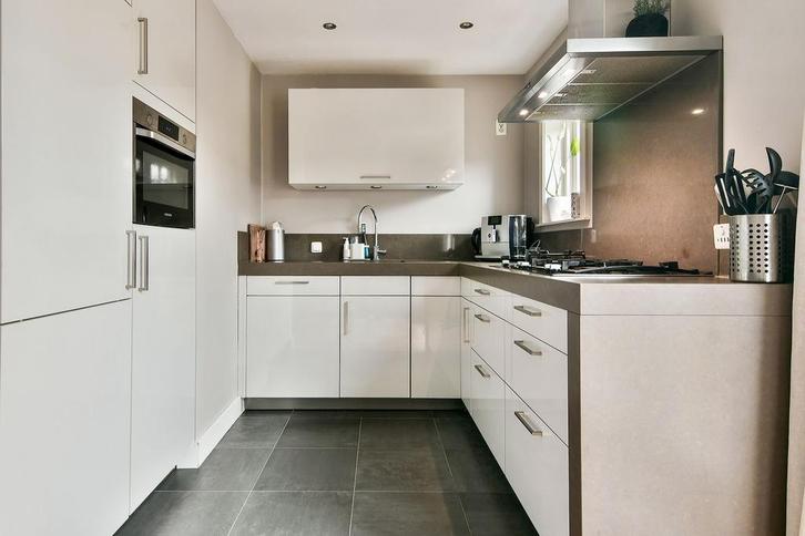 Witte keuken met A merk apparatuur, Huis en Inrichting, Keuken | Complete keukens, Zo goed als nieuw, U-keuken, Wit, Graniet of Steen